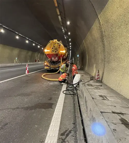 广汉隧道排水渠清淤